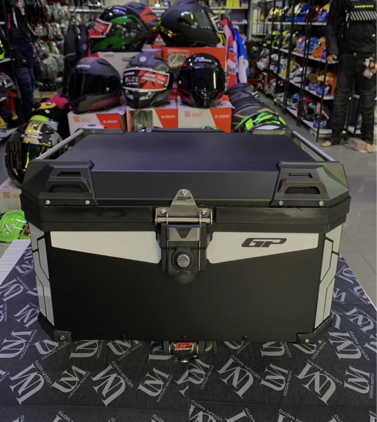 GP KOMPOZİT 45 LİTRE MOTOSİKLET ARKA BAGAJ &Ccedil;ANTASI AL&Uuml;MİNYUM