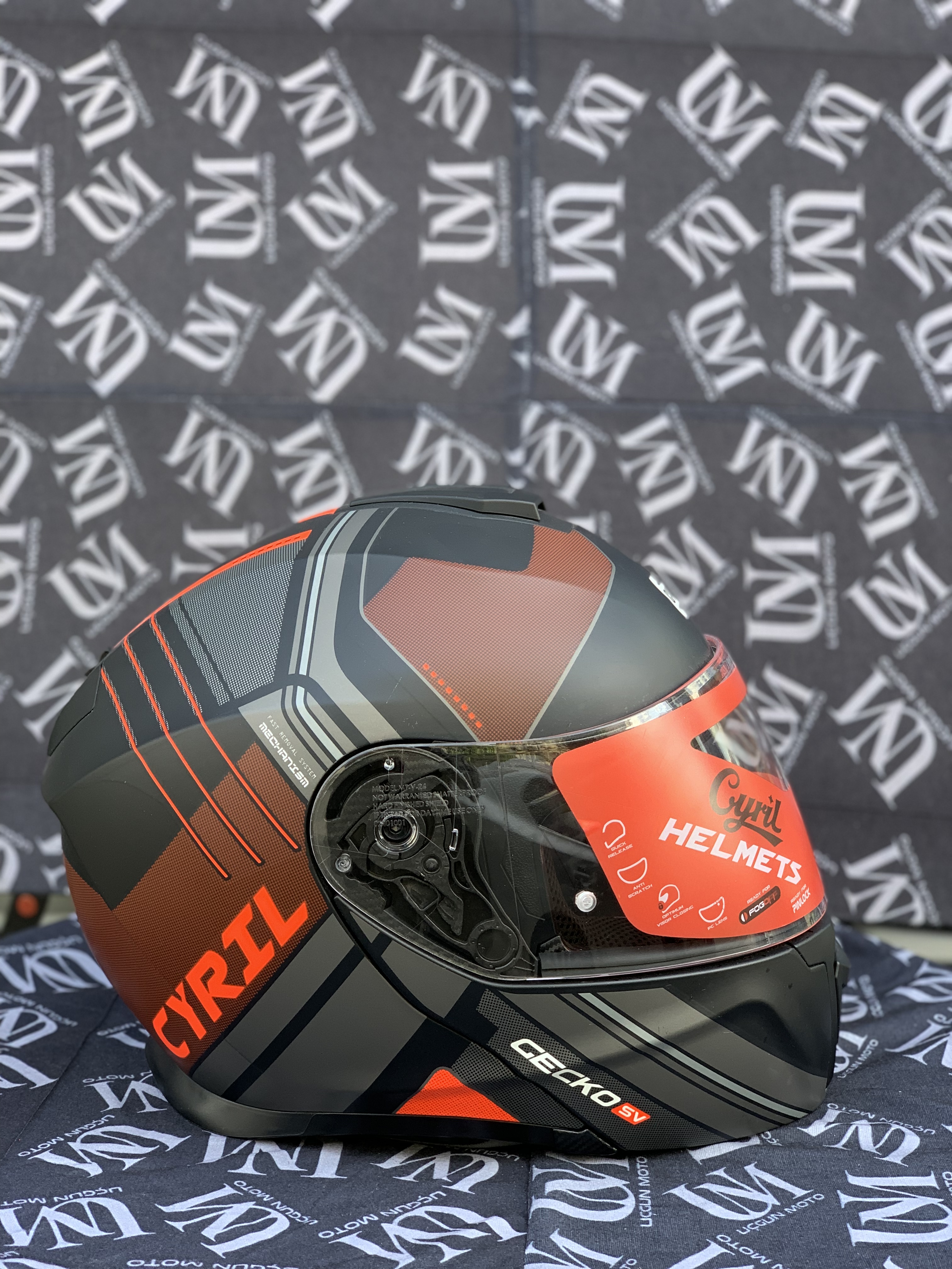 SIFIR KAPALI KUTU CYRİL &Ccedil;ENE A&Ccedil;ILIR G&Uuml;NEŞ G&Ouml;ZL&Uuml;KL&Uuml; KASK