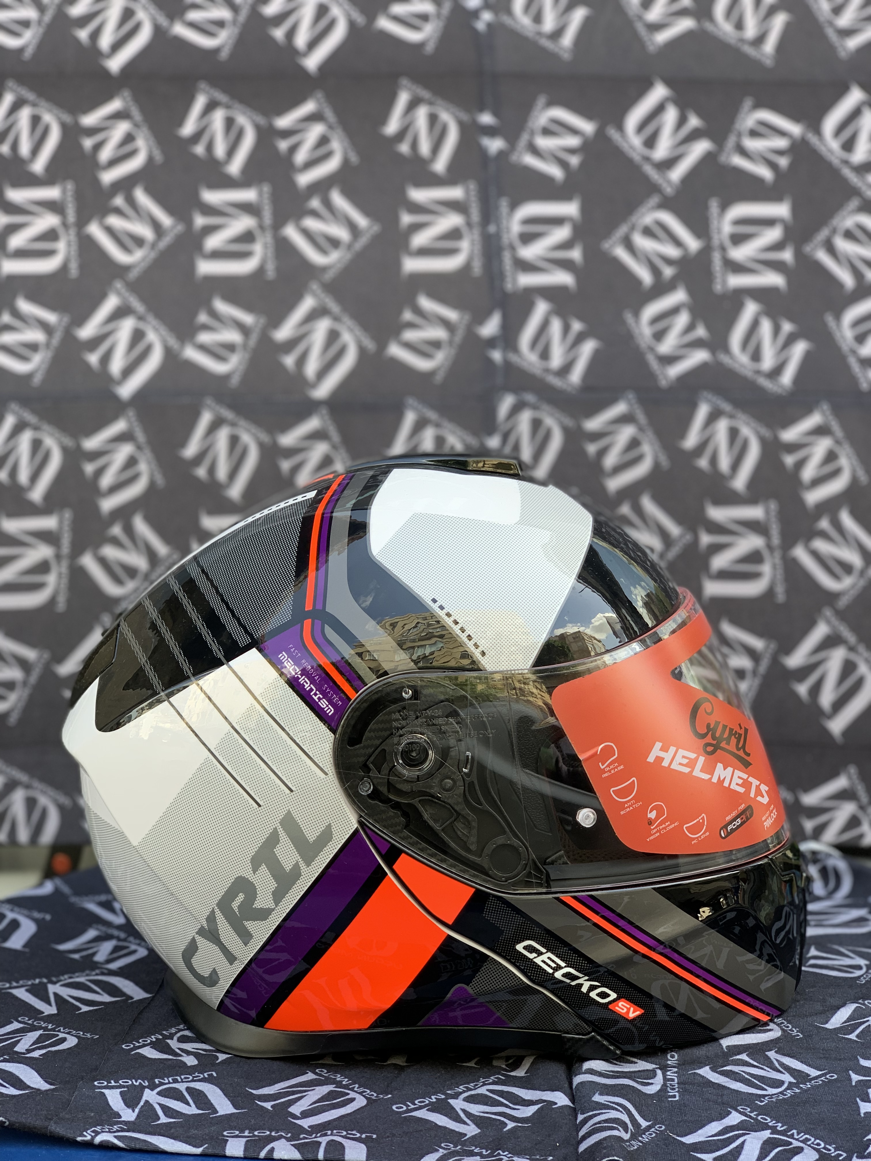 SIFIR KAPALI KUTU CYRİL &Ccedil;ENE A&Ccedil;ILIR G&Uuml;NEŞ G&Ouml;ZL&Uuml;KL&Uuml; KASK