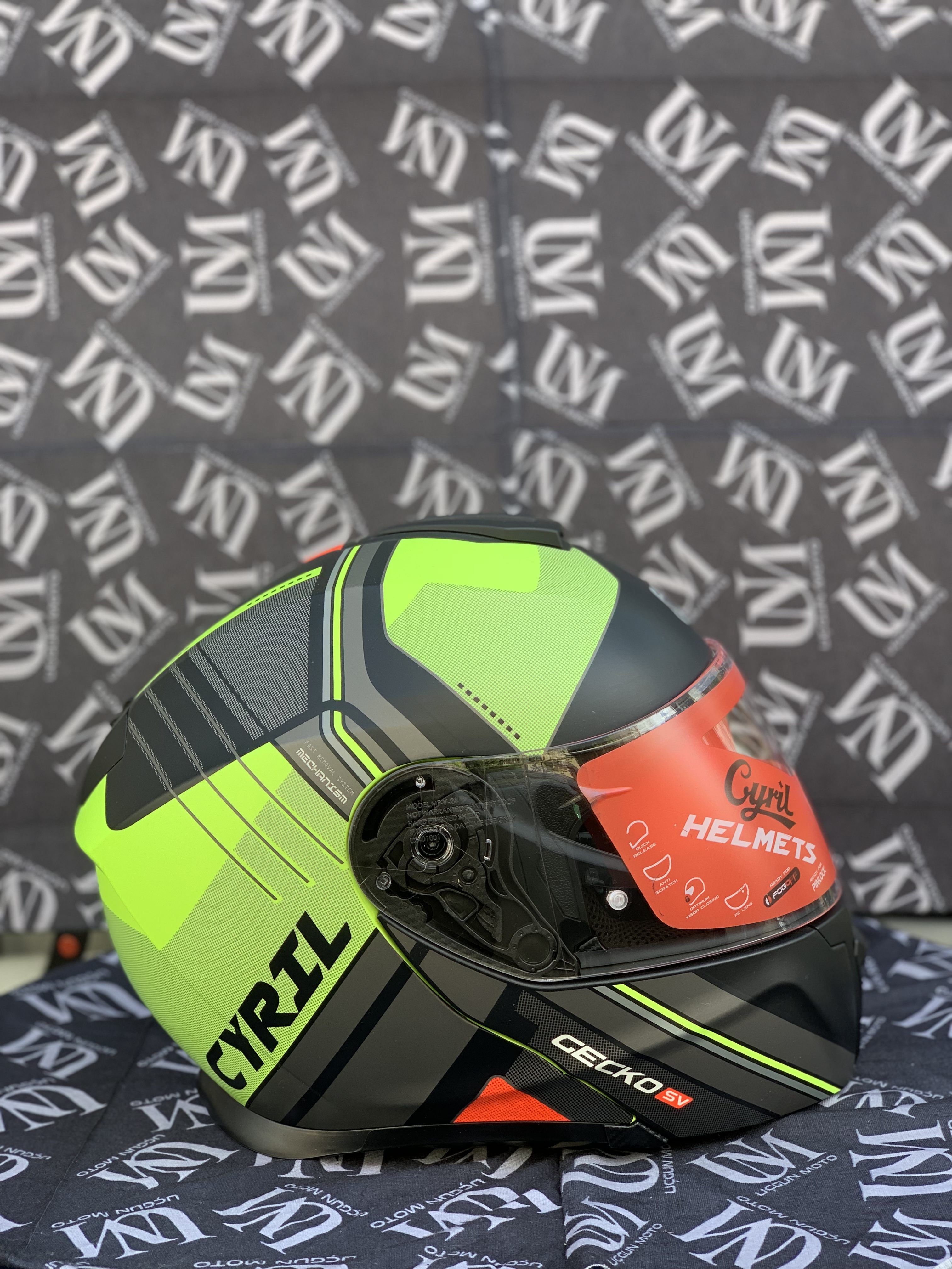 SIFIR KAPALI KUTU CYRİL G&Uuml;NEŞ G&Ouml;ZL&Uuml;KL&Uuml; &Ccedil;ENE A&Ccedil;ILIR KASK