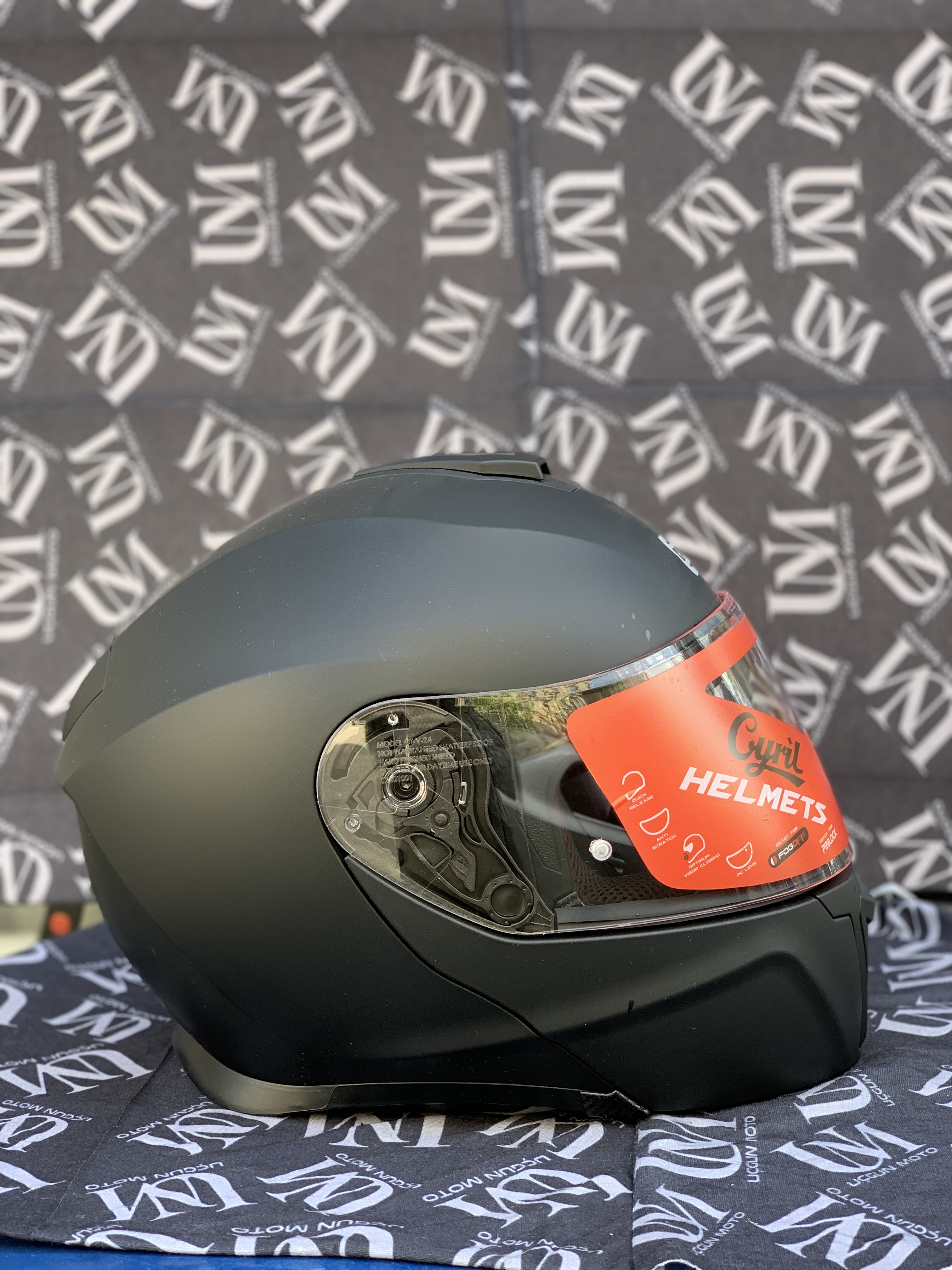 SIFIR KAPALI KUTU CYRİL G&Uuml;NEŞ G&Ouml;ZL&Uuml;KL&Uuml; &Ccedil;ENE A&Ccedil;ILIR KASK